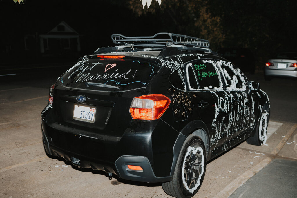 the just married couple car