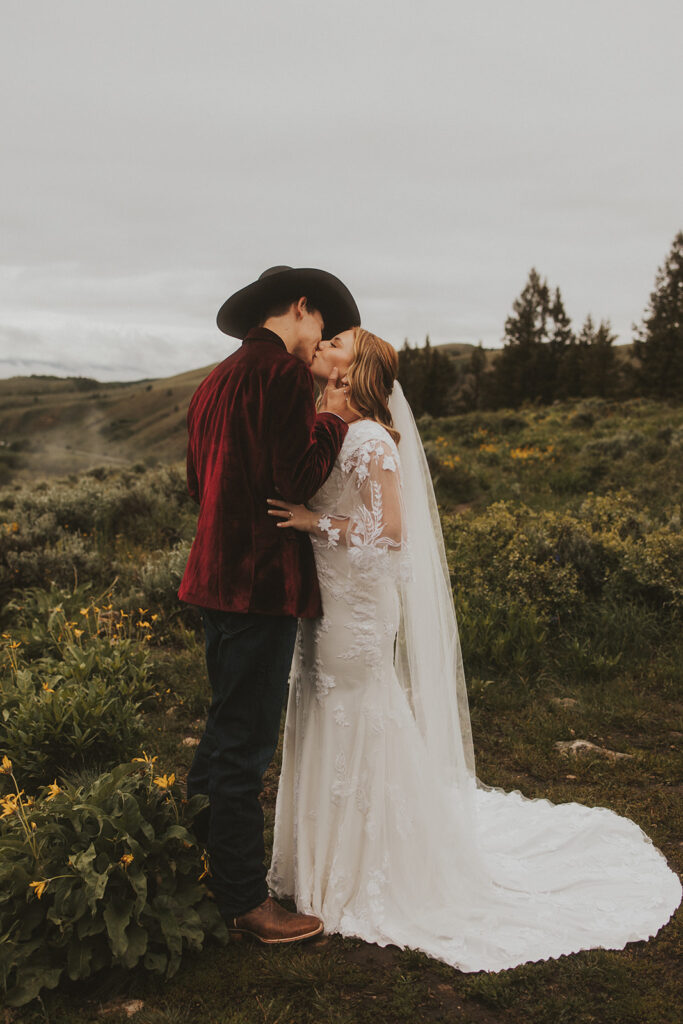 cute picture of the newlyweds kissing 