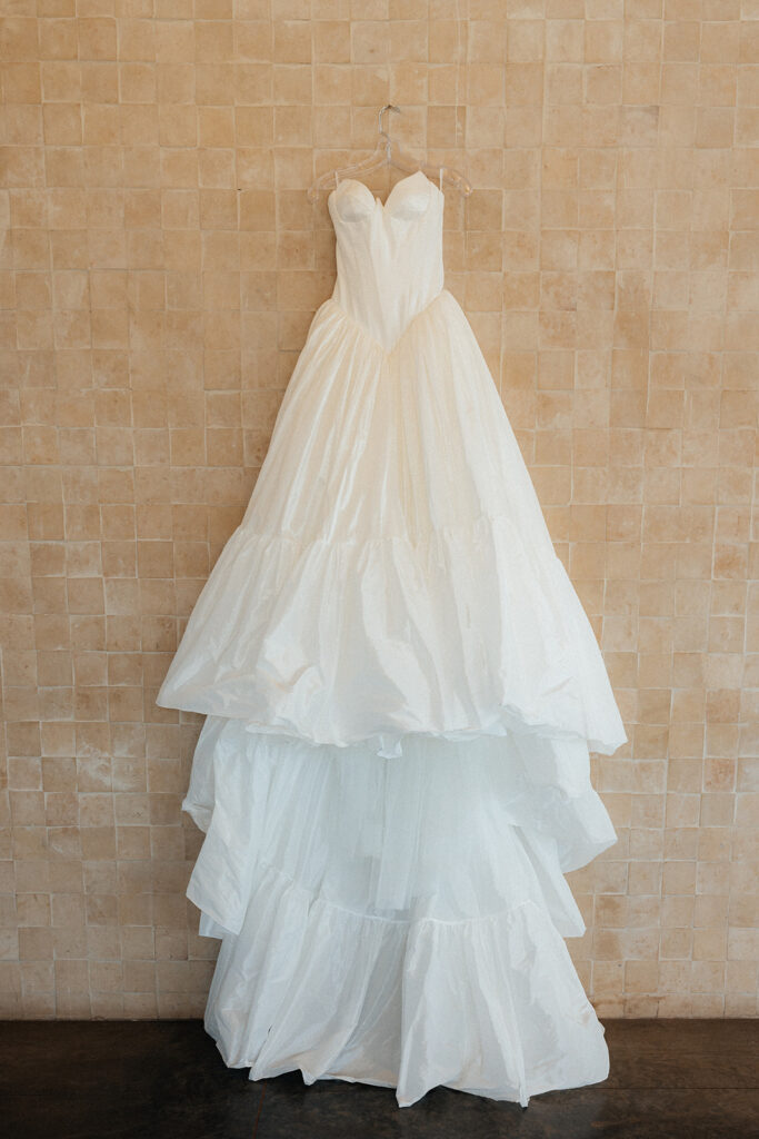 stunning picture of the wedding dress