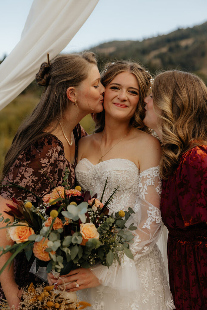 stunning picture of the bride and her brideasmaids