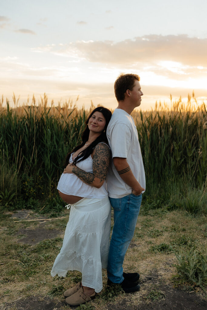 golden hour maternity portraits in utah